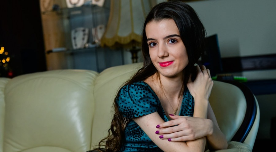 Ioana în lumea cărților: O tânără maramureșeancă ne îndemnă să citim; „Lectura poate aduce în viața unui om posibilitatea de a înțelege mult mai clar lumea în care trăim” (FOTO)