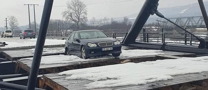 Scene extrem de rare: În județul Maramureș un tânăr în vârstă de 27 ani „a inaugurat” podul în șantier de la Ulmeni. O pasageră s-a aruncat efectiv din mașină!