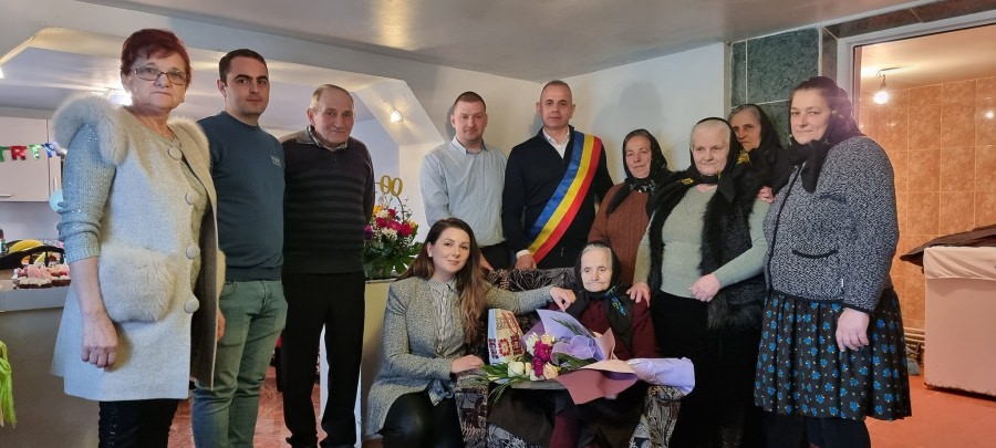 Un secol de viață: În inima Maramureșului o sărbătoare de suflet cu toată familia împreună! Mătușa Ioana din Bârsana a împlinit, fericită, 100 de ani de viață!
