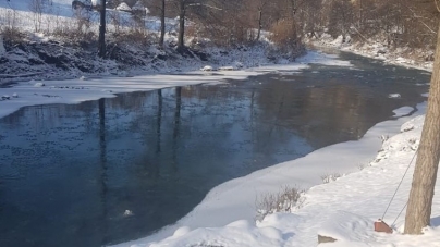 Chiar dacă s-a încălzit: În județul Maramureș în prezent avem gheață la malurile numeroaselor cursuri de apă! Cât ar fi și stratul de omăt!