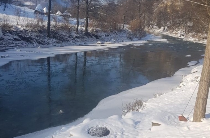 Chiar dacă s-a încălzit: În județul Maramureș în prezent avem gheață la malurile numeroaselor cursuri de apă! Cât ar fi și stratul de omăt!