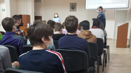 Periplul polițiștilor prin școli continuă; S-au dezbătut teme precum bullying și cyberbullying