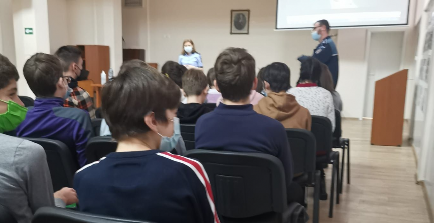 Periplul polițiștilor prin școli continuă; S-au dezbătut teme precum bullying și cyberbullying