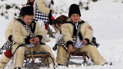 Cum era la săniuș pe vremuri: „Ne adunam coconi de aceeași vârstă, cocoanele erau separat și pruncii separat”