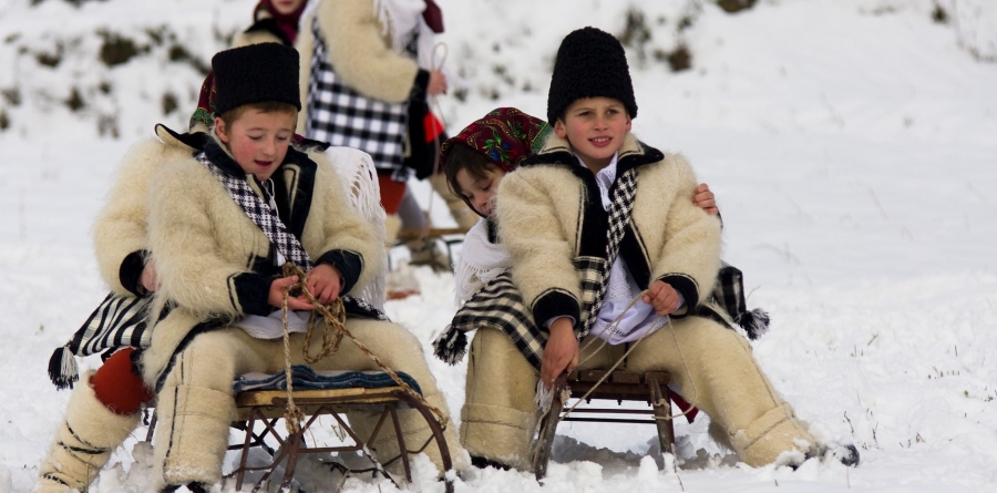 Cum era la săniuș pe vremuri: „Ne adunam coconi de aceeași vârstă, cocoanele erau separat și pruncii separat”