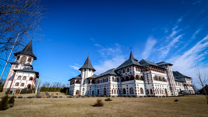 PS Timotei a slujit la Mănăstirea Scărișoara Nouă: „Evanghelia de astăzi ne vorbește atât despre păcat și pocăință, cât și despre iertarea pe care Dumnezeu ne-o oferă tuturor”