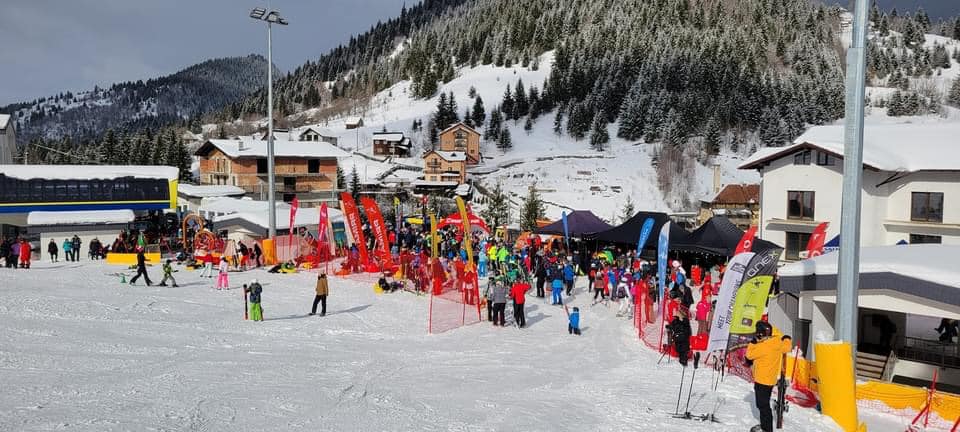 Instantanee de iarnă autentică: În județul Maramureș la Cavnic stratul de zăpadă este 57-59 cm, iar în Baia Borșa 27-29 cm. Cât ar fi, în toate punctele-cheie!