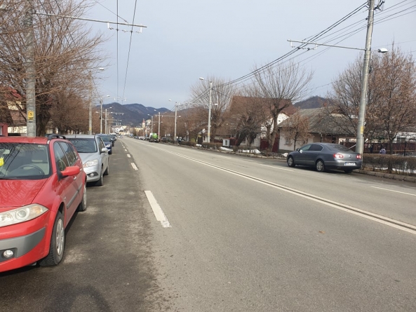 Exclusiv DirectMM:Vocea Cititorilor: În Baia Mare o femeie amenință trecătorii și ajunge chiar să deterioreze autoturisme! „Mi-a aruncat în capotă un bolovan!”