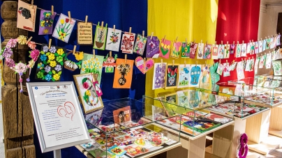 „Un zâmbet pentru mama”: Mărțișoare, felicitări și colaje sunt expuse la Muzeul Județean de Etnografie și Artă Populară Maramureș (FOTO)