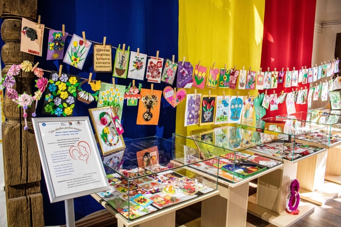 „Un zâmbet pentru mama”: Mărțișoare, felicitări și colaje sunt expuse la Muzeul Județean de Etnografie și Artă Populară Maramureș (FOTO)
