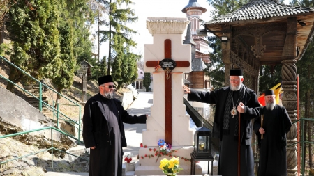 PS Iustin, vizită la Mănăstirea Rohia; S-a recules la mormintele celor dragi, aprinzând lumânări și așezând flori la căpătâiul înaintașilor (FOTO)