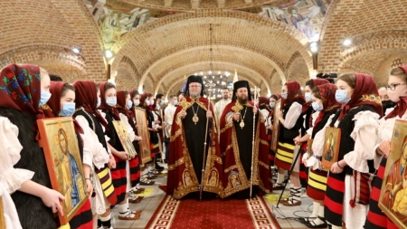 Ierarhii slujesc la Catedrala din Baia Mare în acest weekend; Credincioșii sunt rugați ca fiecare să ducă la Liturghie câte o icoană