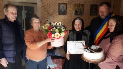 Turda Ileana din Săpânța a împlinit 100 de ani; „Anii mei să-i ajungeți. Da’ să fie buni, nu răi!” (FOTO)