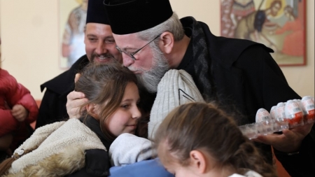 PS Iustin, vizită la Vama Sighet și Mănăstirea Petrova; Acolo sunt cazate mai multe persoane refugiate, în special mame cu copii