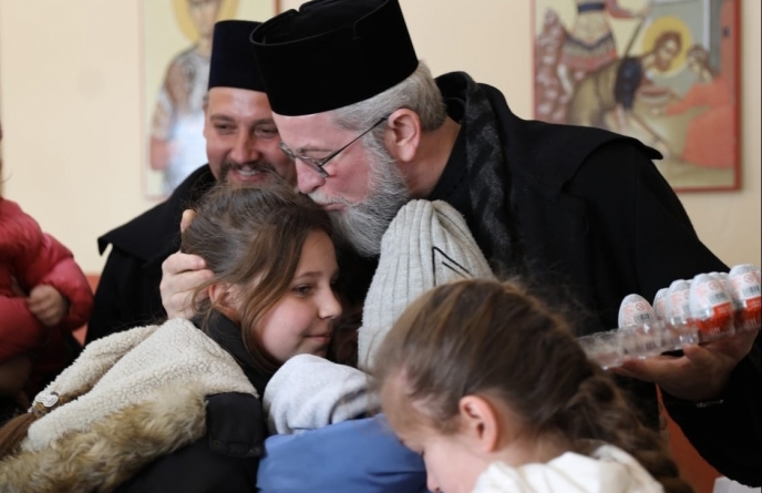 PS Iustin, vizită la Vama Sighet și Mănăstirea Petrova; Acolo sunt cazate mai multe persoane refugiate, în special mame cu copii