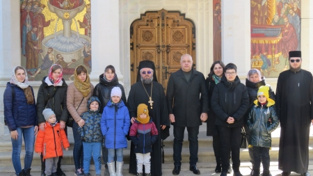 Mai mulți refugiați din Ucraina au fost prezenți la slujba de duminică la Mănăstirea Rohia