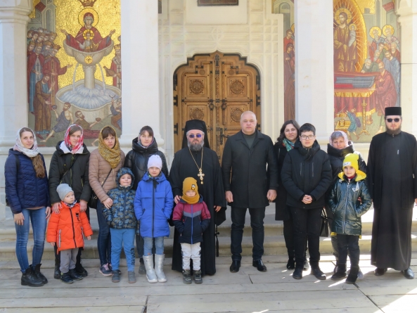 Mai mulți refugiați din Ucraina au fost prezenți la slujba de duminică la Mănăstirea Rohia