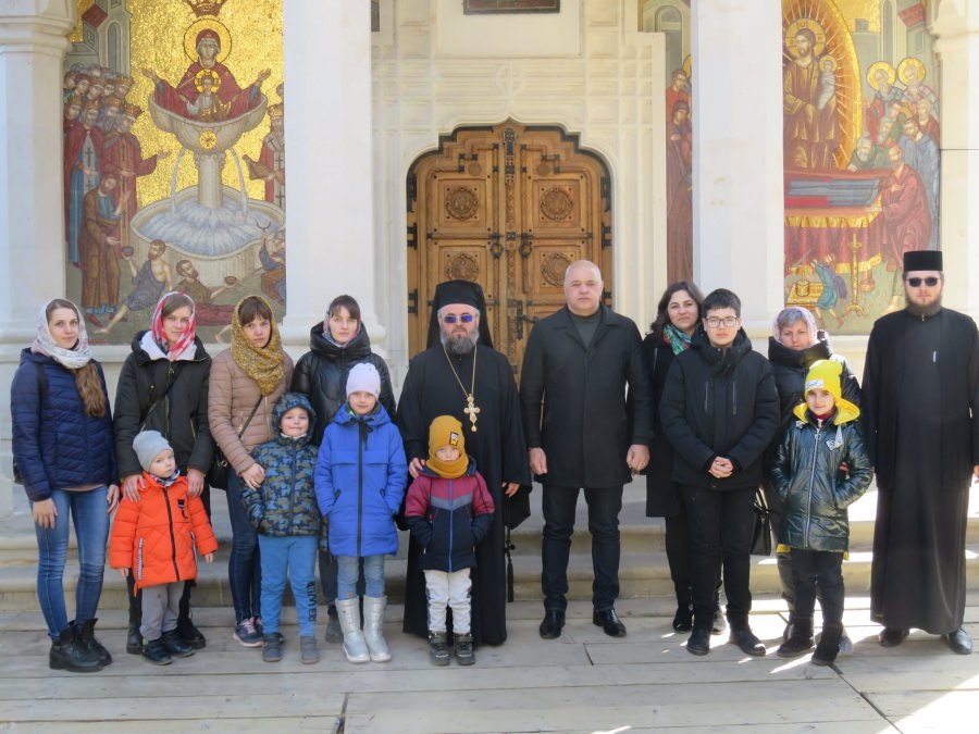 Mai mulți refugiați din Ucraina au fost prezenți la slujba de duminică la Mănăstirea Rohia