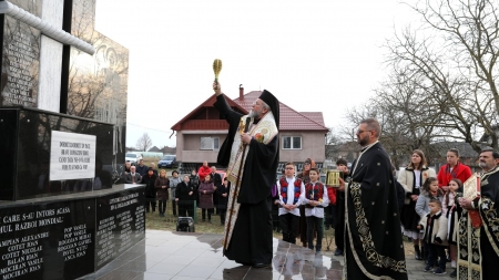 PS Iustin a sfințit Monumentul Eroilor Neamului din curtea bisericii din Lăpușel (FOTO)