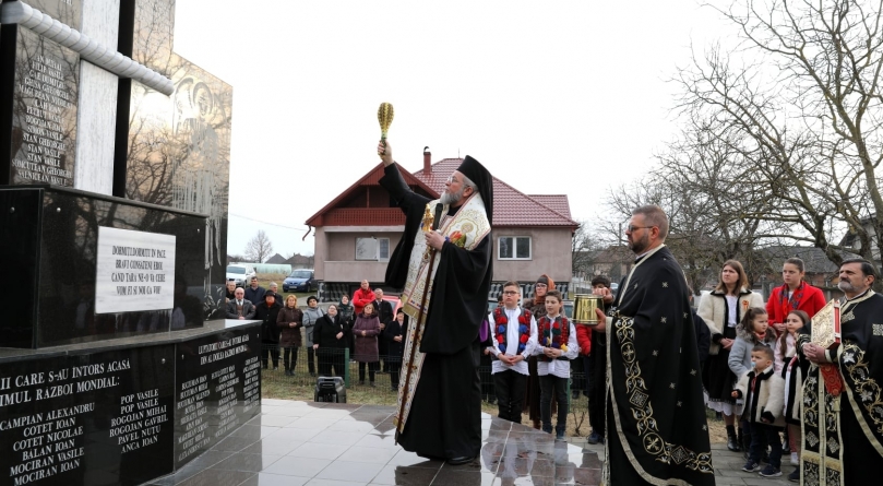PS Iustin a sfințit Monumentul Eroilor Neamului din curtea bisericii din Lăpușel (FOTO)