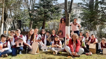 „Luna Pădurii”: Elevii de la „Iorga” au realizat căsuțe pentru păsări, au plantat flori, au igienizat și văruit copacii (FOTO)