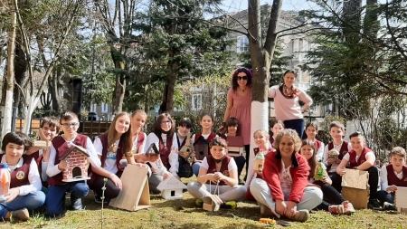 „Luna Pădurii”: Elevii de la „Iorga” au realizat căsuțe pentru păsări, au plantat flori, au igienizat și văruit copacii (FOTO)