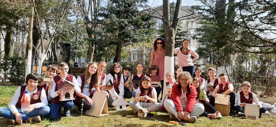 „Luna Pădurii”: Elevii de la „Iorga” au realizat căsuțe pentru păsări, au plantat flori, au igienizat și văruit copacii (FOTO)