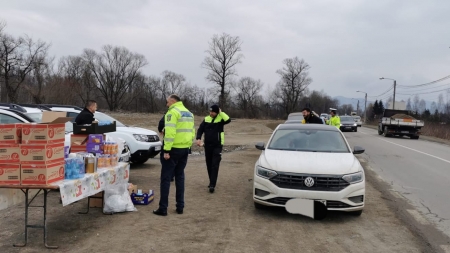 Acțiuni preventive pentru ucrainieni; Polițiștii au oferit cafea, ceai cald și gustări celor care au tranzitat orașul
