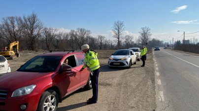 Polițiștii au oferit flori șoferițelor, dar și doamnelor și domnișoarelor din Ucraina care au trecut frontiera