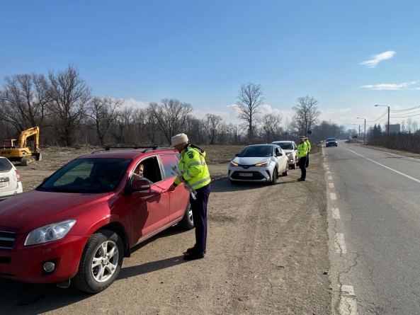 Polițiștii au oferit flori șoferițelor, dar și doamnelor și domnișoarelor din Ucraina care au trecut frontiera