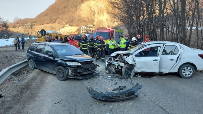 Actualizare: O persoană a ajuns la spital după ce două mașini s-au lovit frontal pe DJ 184, în localitatea Șurdești (FOTO)