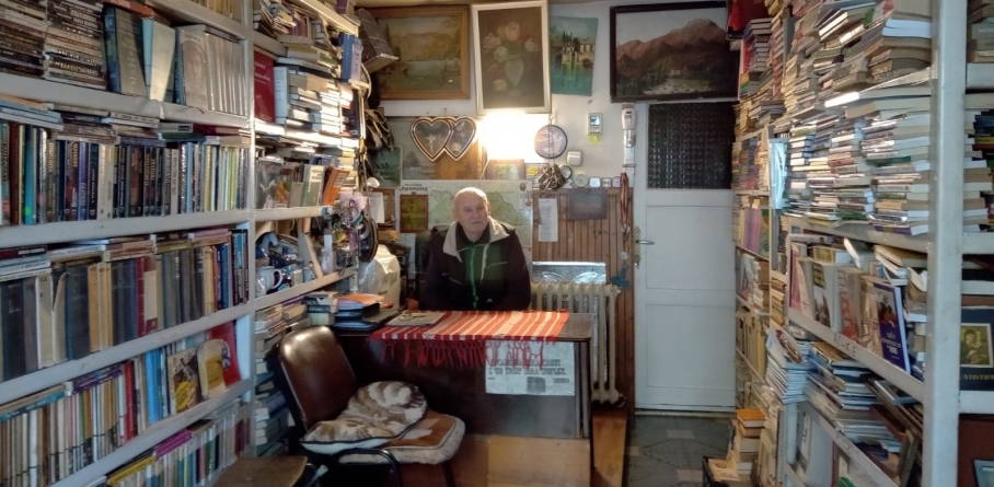 De vorbă cu anticarul băimărean Viorel Coteți: „Moartea cititului și a cărții e internetul. Mare păcat… Cartea e baza culturii” (FOTO)