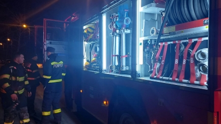 Azi-noapte: Un apartament din Baia Mare a fost cuprins de flăcări; 13 persoane au fost evacuate
