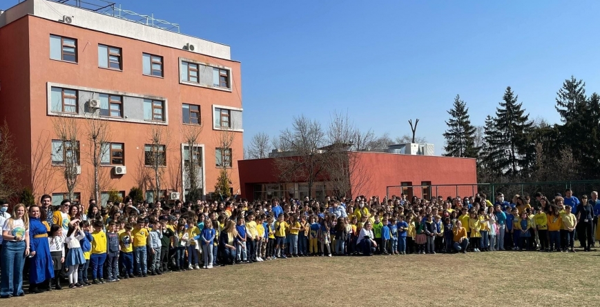 Solidaritate incredibilă: Cum a reușit un grup de elevi români să mobilizeze mii de școli din lume să celebreze Ziua Umanităţii și să doneze pentru Ucraina (FOTO)