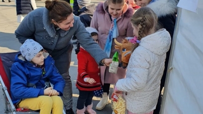 Imaginea bunătății și solidarității: În județul Maramureș un tânăr cu dizabilități aduce fericire copiilor ucraineni, sosiți în Sighet, cu dulciuri și jucării!