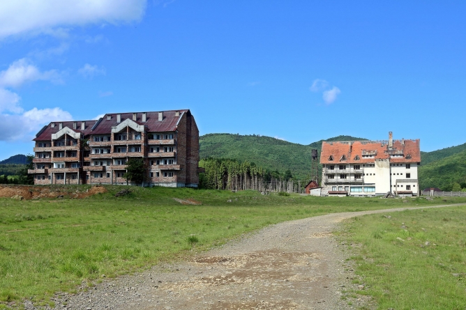 Exclusiv DirectMM: De Turism: În județul Maramureș sunt blocuri nelocuite acum la mare înălțime! Se caută investitori, pe Pășunea Tătarului! Ce avem clar aici!