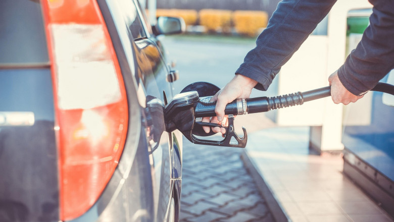 Cum au aplicat marile lanțuri de benzinării reducerea de 50 de bani pe litru la carburanți – cele mai recente date de la Consiliul Concurenței