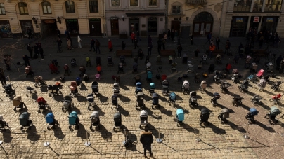 Imagini emoționante la Liov: 100 de cărucioare goale așezate în centrul orașului în memoria copiilor uciși în Ucraina