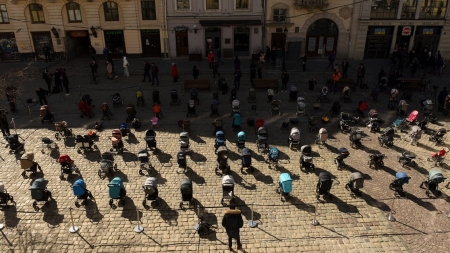 Imagini emoționante la Liov: 100 de cărucioare goale așezate în centrul orașului în memoria copiilor uciși în Ucraina