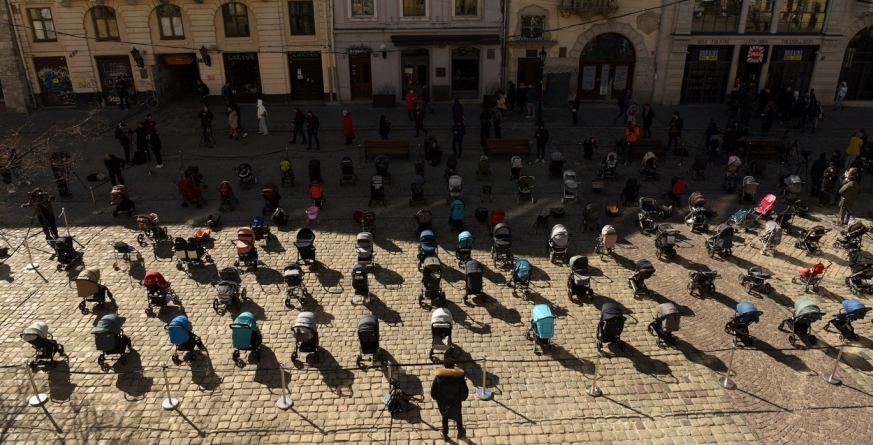 Imagini emoționante la Liov: 100 de cărucioare goale așezate în centrul orașului în memoria copiilor uciși în Ucraina
