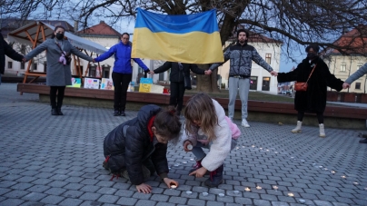 Mișcător cerc pentru pace dar și iubire: În municipiul Baia Mare un mesaj emoționant pentru liderii lumii, de a pune la tăcere în Ucraina acum sunetul armelor!