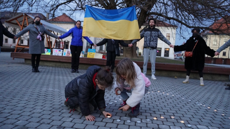 Mișcător cerc pentru pace dar și iubire: În municipiul Baia Mare un mesaj emoționant pentru liderii lumii, de a pune la tăcere în Ucraina acum sunetul armelor!