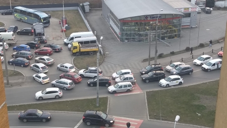 Cozi la benzinăriile din țară. Ministrul Energiei: „Nu se vor scumpi carburanții la 9, 10, 11 lei. S-a creat o psihoză”