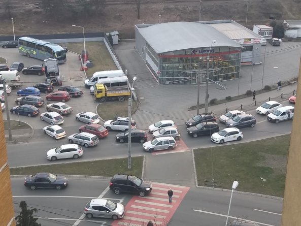 Cozi la benzinăriile din țară. Ministrul Energiei: „Nu se vor scumpi carburanții la 9, 10, 11 lei. S-a creat o psihoză”