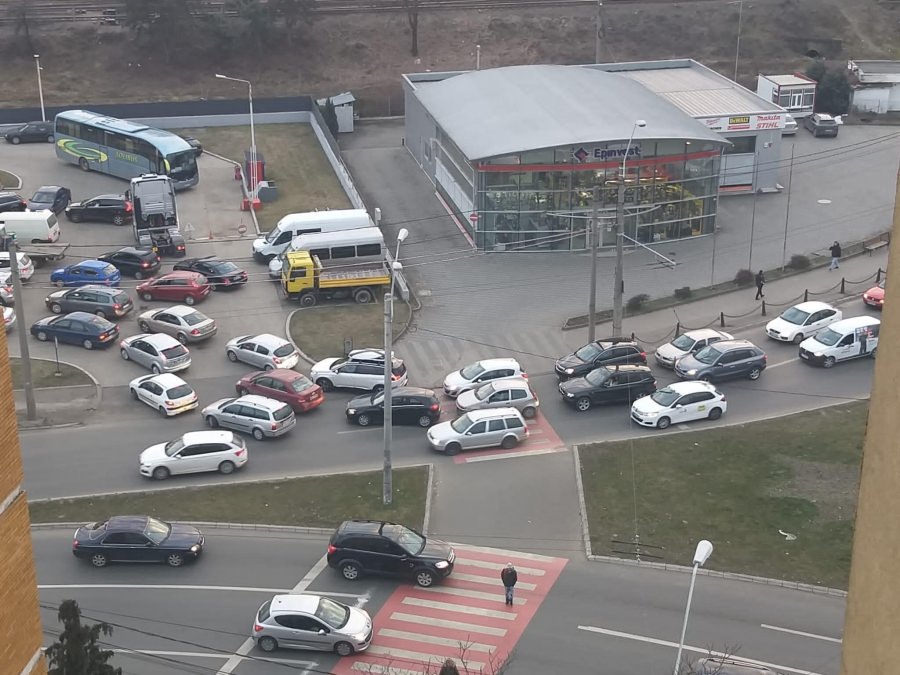 Cozi la benzinăriile din țară. Ministrul Energiei: „Nu se vor scumpi carburanții la 9, 10, 11 lei. S-a creat o psihoză”