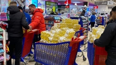 O nouă isterie cuprinde România: presupusa criză de ulei alimentar. Imagini cu oameni cărând baxuri întregi în supermarketuri