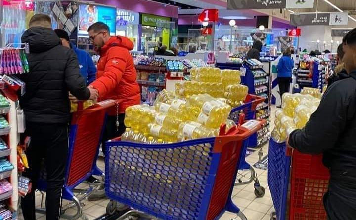 O nouă isterie cuprinde România: presupusa criză de ulei alimentar. Imagini cu oameni cărând baxuri întregi în supermarketuri