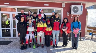 CSS Baia-Sprie la înălțime: Tinerii sportivi maramureșeni au obținut în martie noi rezultate frumoase, la disciplina Schi Alpin la Campionatul Național Școlar!
