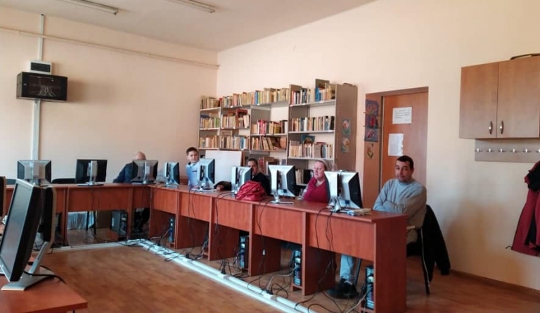 În Baia Sprie se organizează cursuri gratuite de inițiere în competențe digitale; Cine se poate înscrie