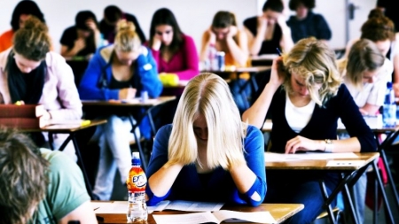 A sosit timpul verificărilor: În județul Maramureș toți tinerii din clasele terminale sunt acum în emoția simulărilor! Iată calendarul integral al evaluărilor!